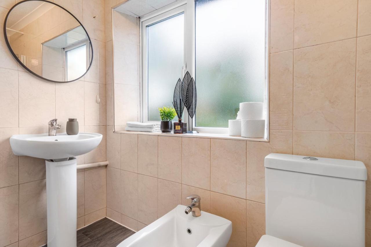 Casa de Férias Boutique Shepherds Bush Abode- Garden- Sleeps 12 *